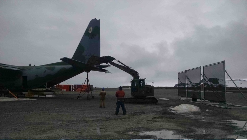 Hércules sendo desmontado na Antártica (Foto: Força Aérea Brasileira)