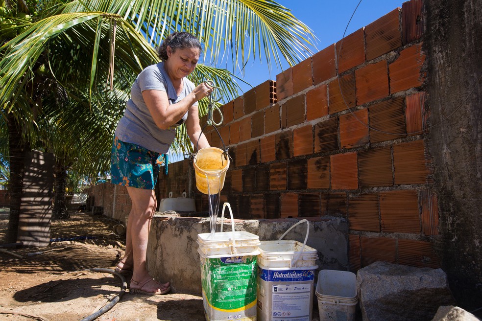 A agricultora Jaqueline Gomes da Costa sofre com a falta de Ã¡gua no distrito â€” Foto: Fabiane de Paula/SVM