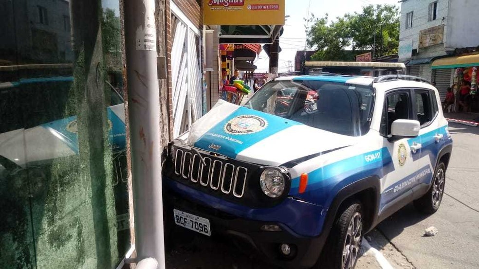 Viatura colidiu com poste elÃ©trico e acarretou em queda de energia no bairro Samambaia.  â€” Foto: G1 Santos