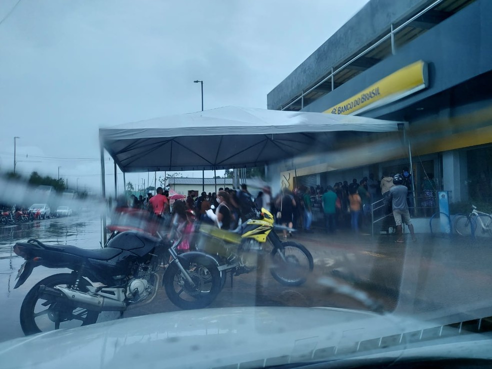 Centenas de clientes esperavam embaixo de uma tenda atendimento em Cruzeiro do Sul — Foto: Arquivo/Setor de Arrecadação e Fiscalização de Tributos da prefeitura 