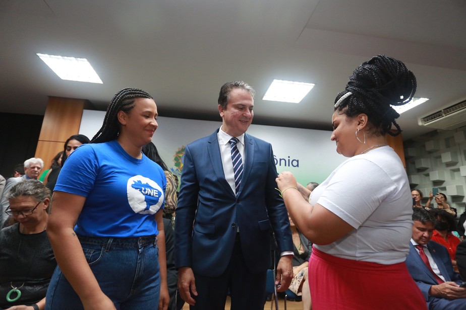 Camilo Santana recebeu pin de ministro de presidentes de associação de estudantes