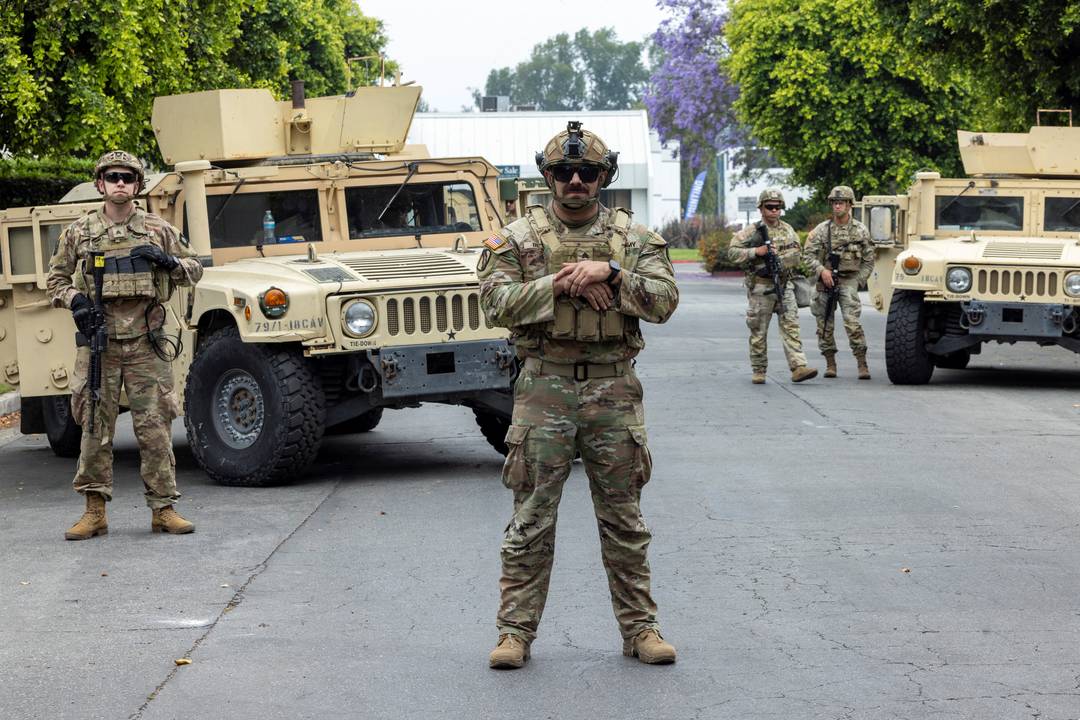 Soldados da Guarda Nacional na Califórnia posicionados no bairro de Paramount para conter protestos contra governo Trump em Los Angeles, nos Estados Unidos, em 8 de junho de 2025.