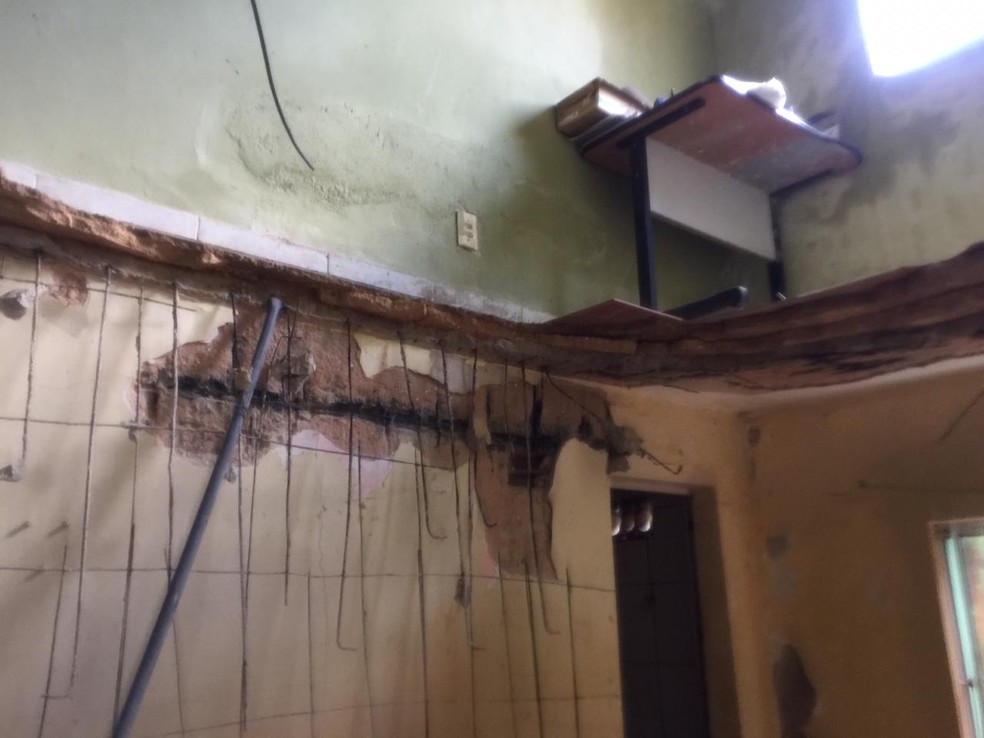 Ferros e rachaduras ficaram expostos em todos os quartos. — Foto: Arquivo Pessoal