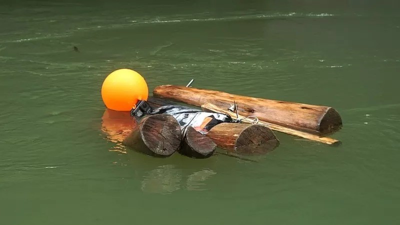 No rio La Miel, na Colômbia, foi lançado um boneco feito com madeira para ajuda nas pesquisas para desenvolver modelo em busca de corpos desaparecidos (Foto: COMUNICACIONES U. JAVERIANA. via BBC News)