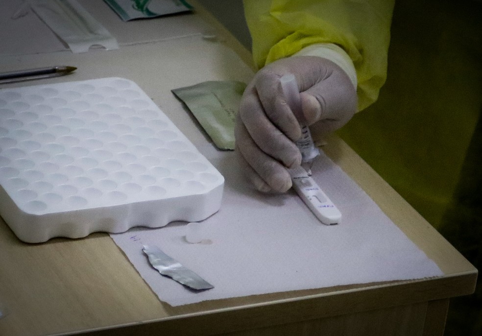 Realização de testes rápidos para detecção de Covid-19 nas Unidades Básicas de Saúde (UBS) na cidade de São Paulo. Na foto, pessoa faz teste rápido em UBS da zona sul da capital — Foto: ALOISIO MAURICIO/FOTOARENA/FOTOARENA/ESTADÃO CONTEÚDO