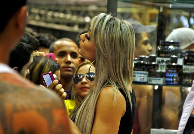 Juju Salimeni atraiu os curiosos na feira (Foto: Graça Paes/Photo Rio News)