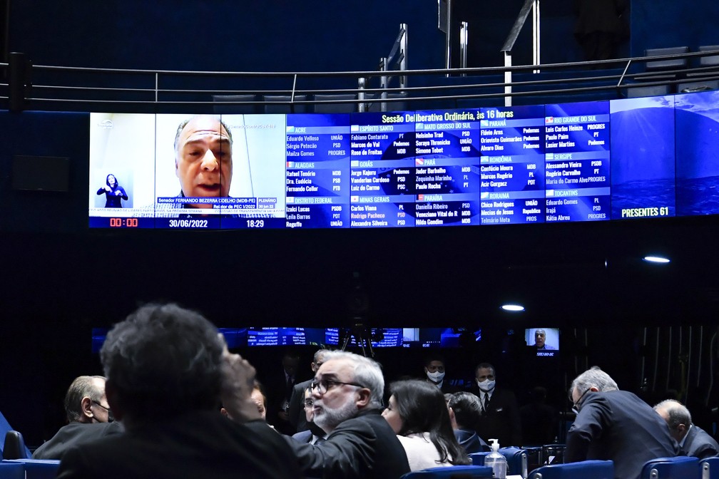 Relator Fernando Bezerra (MDB-PE) no painel do Senado durante a sessão do Senado que aprovou PEC com benefícios sociais — Foto: Waldemir Barreto/Agência Senado