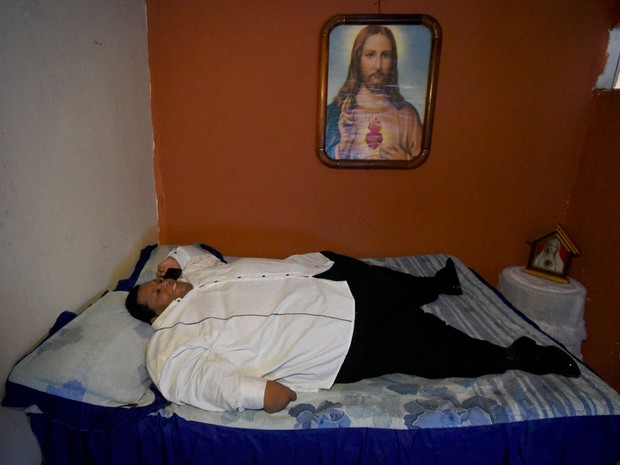 Aos 44 anos, Óscar Vásquez Morales está preso a uma cama devido ao excesso de peso (Foto: AFP Photo/Luis Robayo)