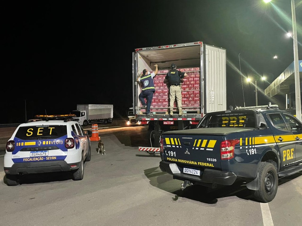 Carga com mais de 96 mil latas de cerveja &eacute; apreendida por sonega&ccedil;&atilde;o fiscal na BR-304, no RN &mdash; Foto: Divulga&ccedil;&atilde;o