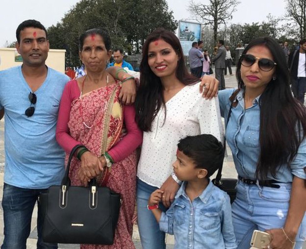 Balaram hoje convive mais a família de Nitu, por causa da rejeição dos pais ao seu casamento. Na foto, aparece com a sogra, a esposa, a cunhada e o filho (Foto: Arquivo pessoal)