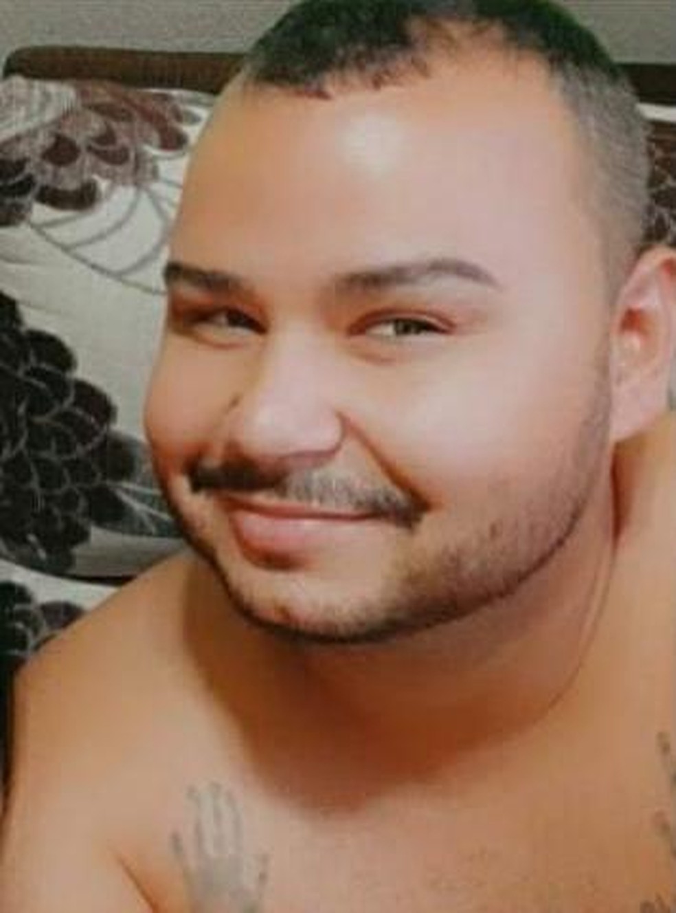 Lorhan de Souza Brito, de 29 anos, morreu após atirar acidentalmente contra o próprio peito — Foto: Reprodução/TV Gazeta