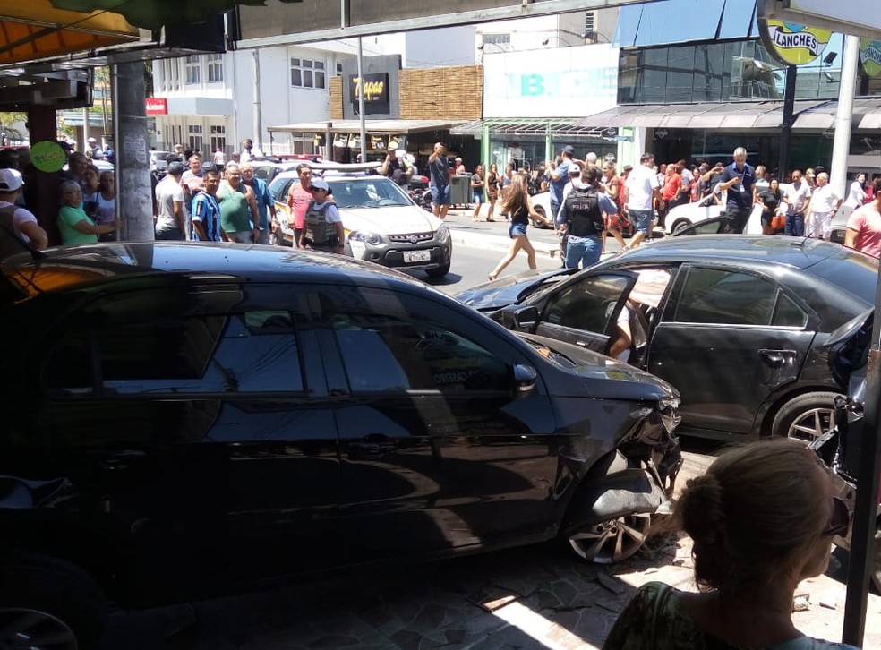 Homem fugiu de abordagem policial e colidiu em quatro veículos — Foto: Brigada Militar/Divulgação