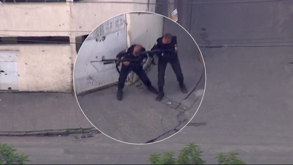 Policiais trocam tiros com criminosos na Cidade de Deus na manhã desta segunda (25) — Foto: Reprodução / TV Globo