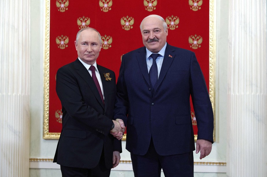 Presidente da Rússia, Vladimir Putin, ao lado do bielorrusso Alexander Lukashenko, em Moscou