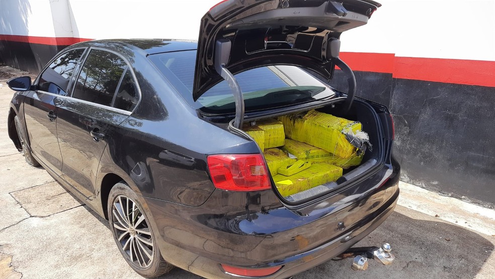 Polícia apreende mais de 80 tijolos de maconha — Foto: Rubens Morelli/TV TEM