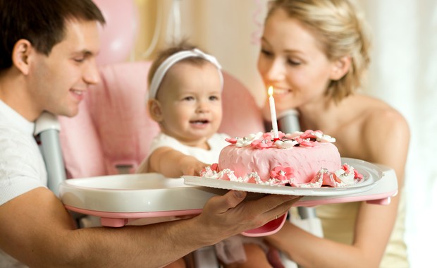 Criança e pais comemorando aniversário (Foto: Shutterstock)