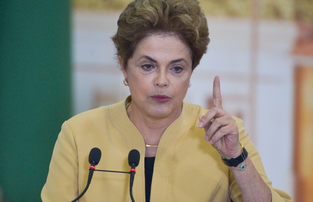 A presidente Dilma Rousseff participa de cerimônia de anúncio da prorrogação da permanência dos médicos brasileiros formados no exterior e estrangeiros no Programa Mais Médicos (Foto: José Cruz/Agência Brasil)