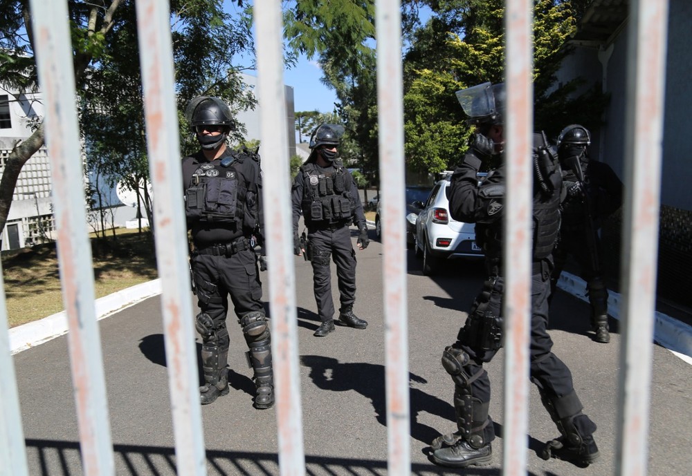 Policiais protegem entrada da Polícia Federal em Curitiba — Foto: Giuliano Gomes/ PR Press