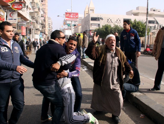 Tumulto confusão decisão do tribunal morte no estádio Port Said (Foto: Agência AFP)