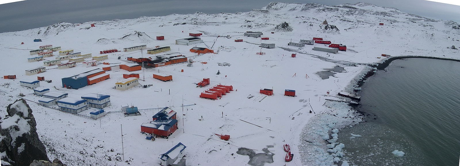 Vila na Antártida com bases para cientistas (Foto: Wikimedia Commons)
