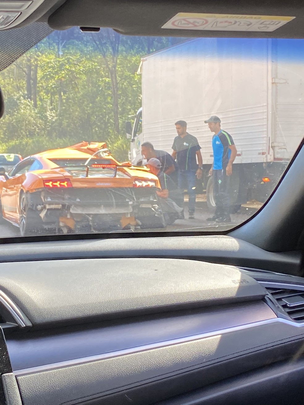Lamborghini se envolve em acidente na rodovia 040 — Foto: Reprodução/Redes Sociais