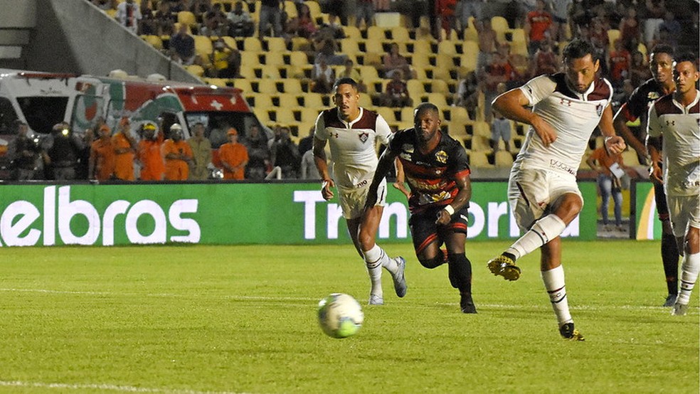Nen� faz gol de p�nalti pelo Fluminense � Foto: Mailson Santana