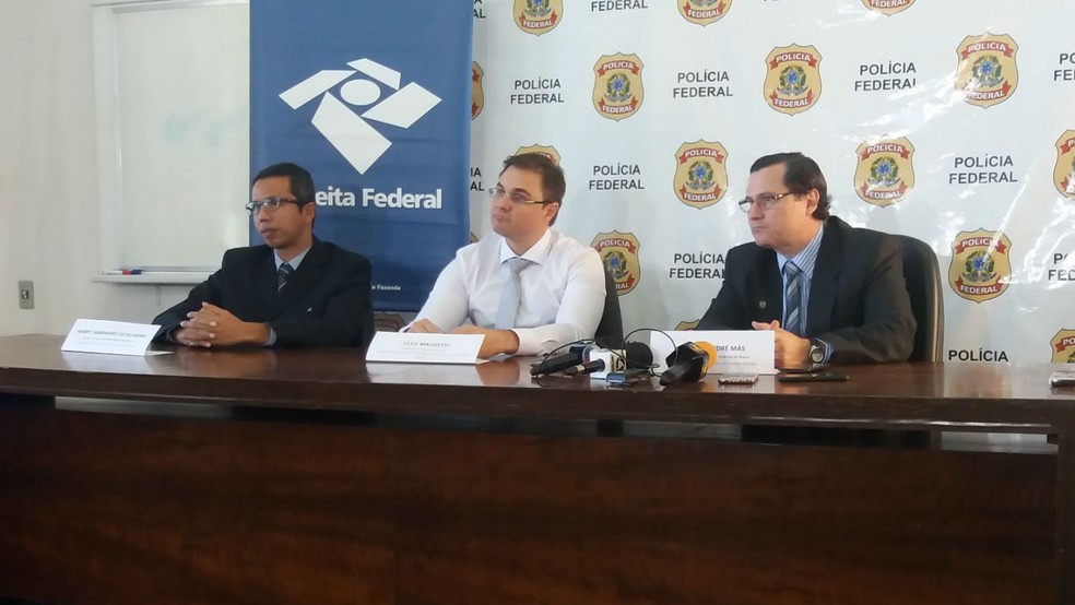 Integrantes da Polícia Federal e Receita Federal concederam entrevista coletiva nesta sexta-feira sobre a operação (Foto: Anderson Viegas/G1 MS)