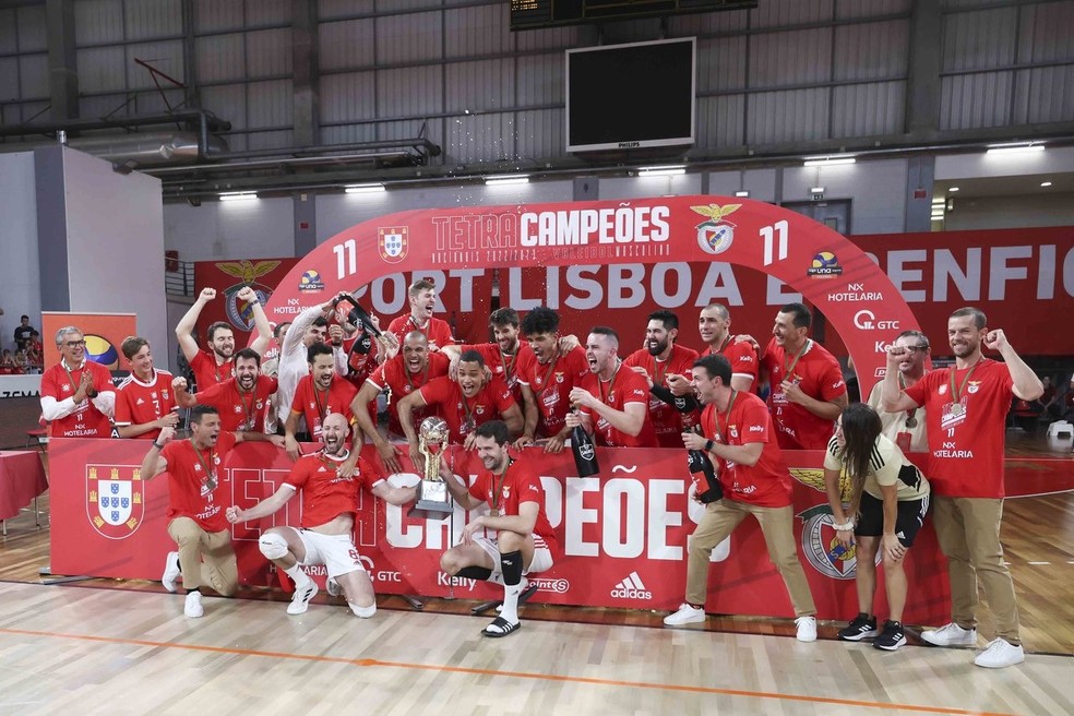 Equipe benfiquista comemora 11º título nacional — Foto: Divulgação/SL Benfica