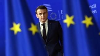 Presidente da França, Emmanuel Macron, chega para participar de uma cúpula do Conselho Europeu em Bruxelas — Foto: JOHN THYS/AFP