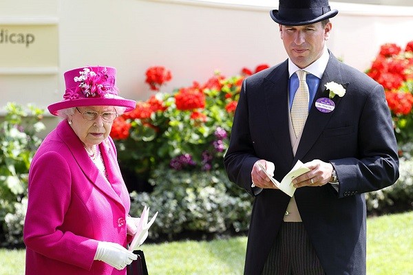 Rainha Elizabeth II e seu neto Peter Phillips (Foto: Getty Images)