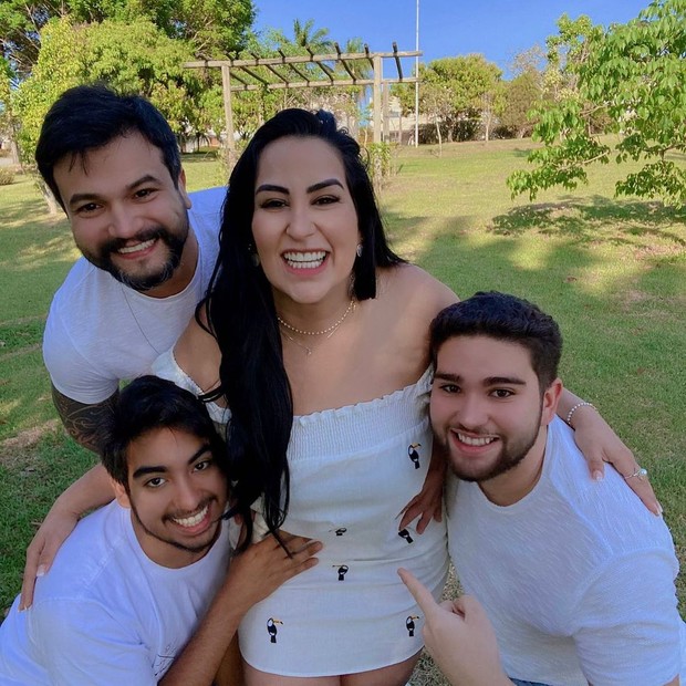 Fabiola Gadelha anuncia gravidez em foto com os filhos e o marido  (Foto: Reprodução/Instagram)