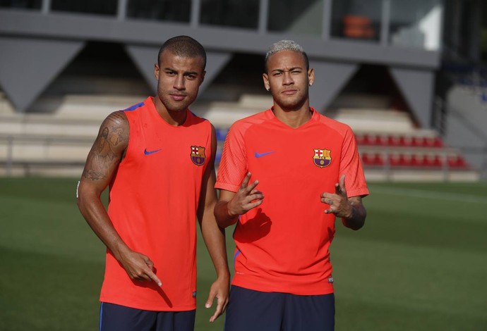 Neymar posa ao lado do amigo Rafinha no retorno ao Barcelona (Foto: Divulgação / Barcelona)