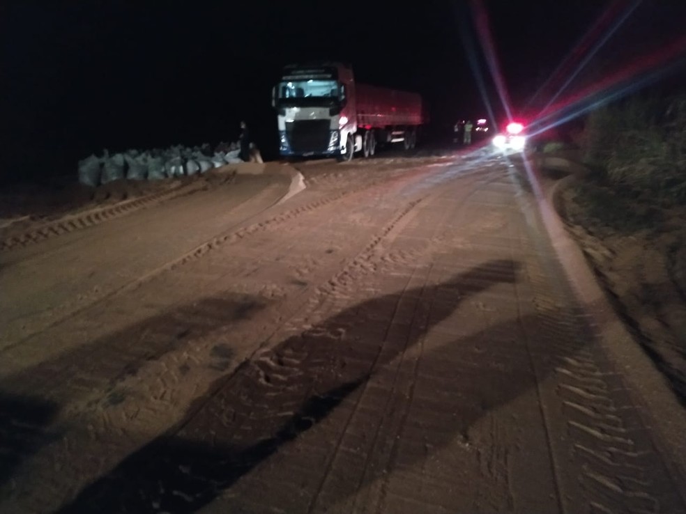 Acidente envolveu dois veículos bitrens e uma picape — Foto: Polícia Rodoviária