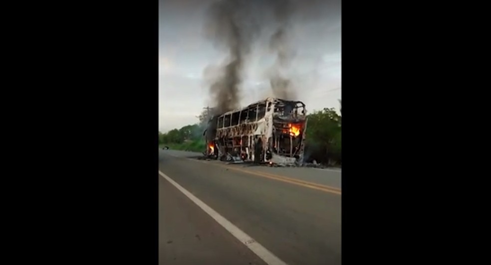 VÍDEO: Ônibus pega fogo e fica completamente destruído na BR-316, no Maranhão — Foto: Reprodução