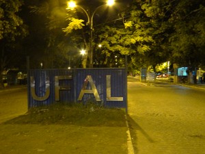 A insegurança é algo frequente durante a noite na universidade (Foto: Pedro Mesquita/G1)