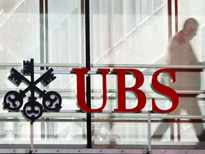 Homem passa em frente a logo do banco suíço UBS, em Zurique (Foto: Reuters)