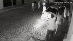 Prefeito agride manifestantes com chicote na Bahia