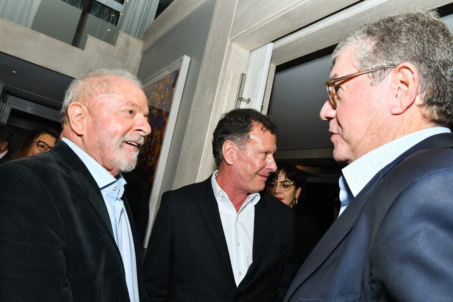 Lula cumprimenta Rubens Ometto no jantar com empresários em São Paulo