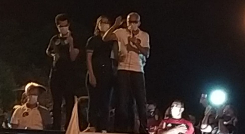Edvaldo discursa antes da saída da carreata  — Foto: Ana Fontes/Aracaju