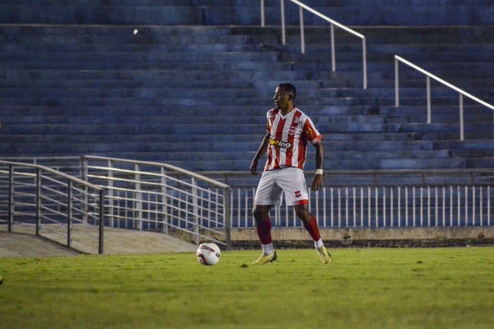 Tiago Bob em jogada na partida entre Botafogo-PB e Auto Esporte-PB — Foto: Ismar Foto / Diventare Press
