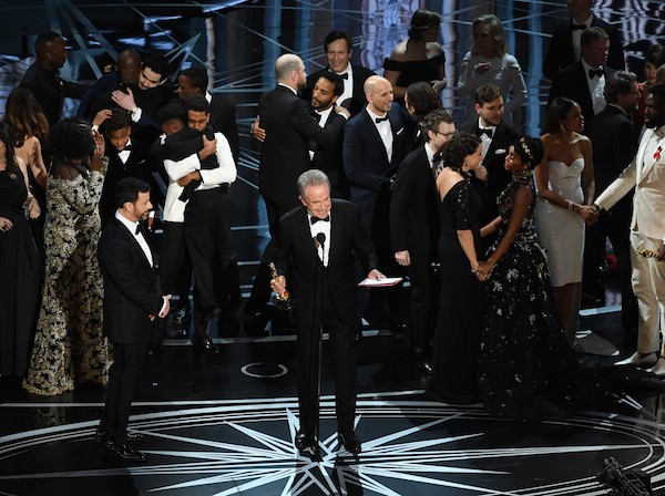 A confusão no palco da edição de 2017 da cerimônia do Oscar (Foto: Getty Images)