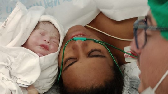 “Sem pré-natal, meu filho e eu não estaríamos aqui”, diz mãe após gravidez de alto risco