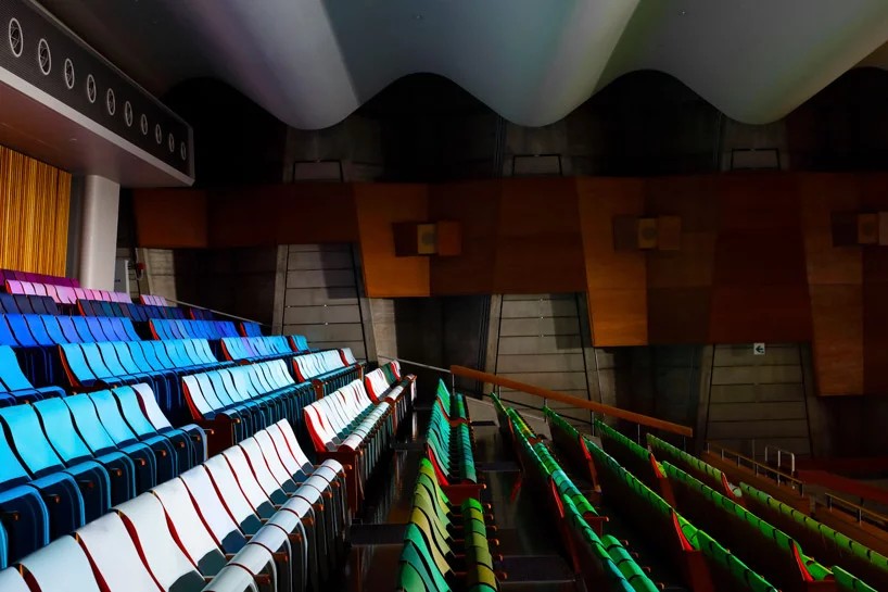 1000 tons colorem assentos de auditório no Japão (Foto: Divulgação)