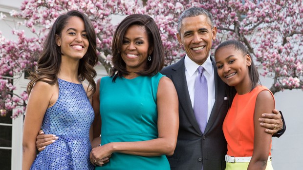 President Barack Obama, First Lady Michelle Obama, and daughters Malia and Sasha pose for a family portrait with Bo and Sunny in the Rose Garden of the White House on Easter Sunday, April 5, 2015.(Official White House Photo by Pete Souza) (Foto: The White House)