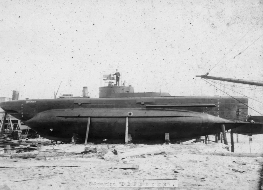 O submarino Defender na época em que estava sendo construído
