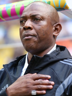 Stephen Keshi, técnico da Nigéria, reclamou da arbitragem do americano no jogo contra a França (Foto: Getty Images)