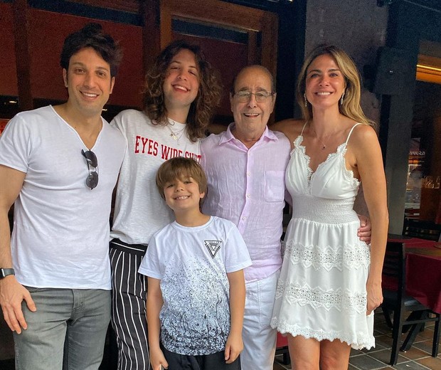 Luciana Gimenez com o pai, João Alberto Morad, o irmão, Marco Antônio Gimenez, e os filhos, Lucas e Lorenzo (Foto: Reprodução/Instagram)