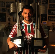 Fred completa posa com duas taças de cempeão brasileiro (2010 e 2012) ao comemorar 6 anos de Fluminense, em 2015 — Foto: Nelson Perez / Fluminense 