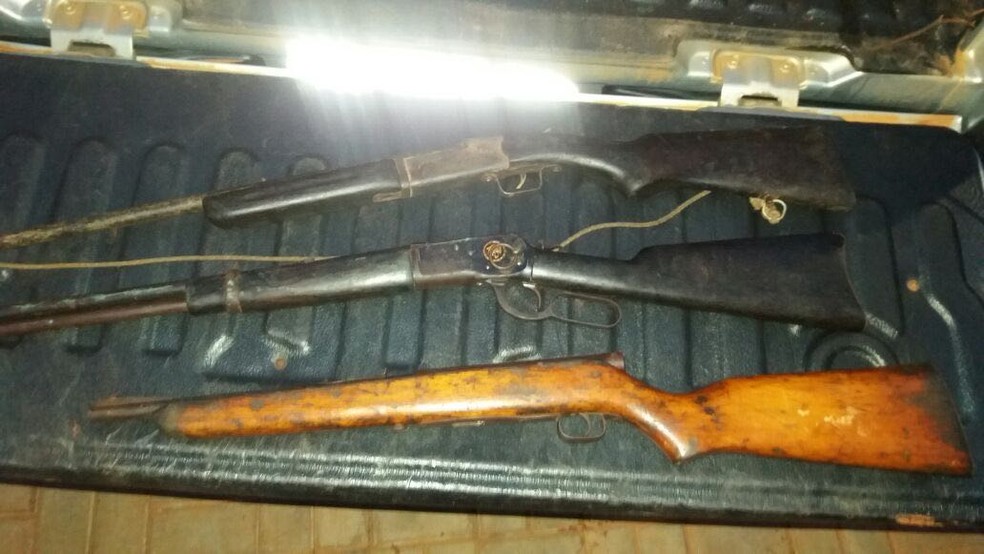 Armas usadas por assaltantes durante roubo foram apreendidas pela PM (Foto: PMMT/DivulgaÃ§Ã£o)