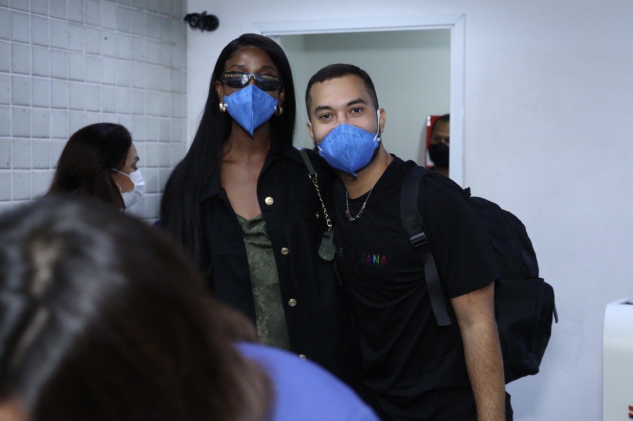 Camilla de Lucas e Gil do Vigor se encontram em aeroporto do Rio (Foto: Roberto Filho/Brazil News)